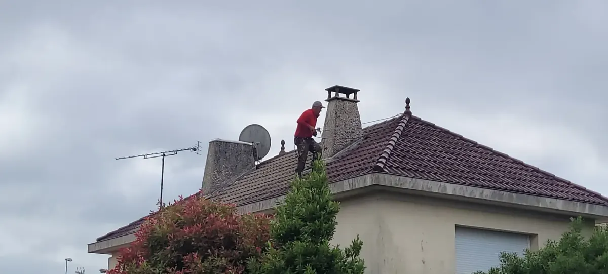 Toiture en cours de nettoyage